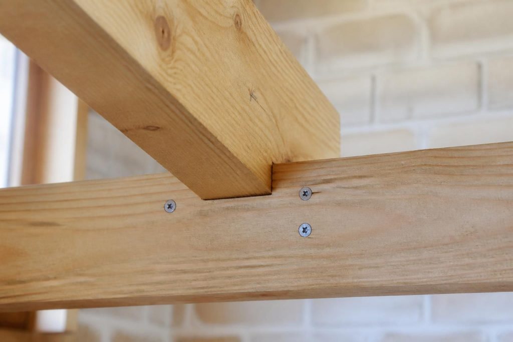 découvrez les méthodes efficaces et les conseils pratiques pour fixer une solive sur une muralière sans utiliser de sabot, garantissant une installation solide et durable.